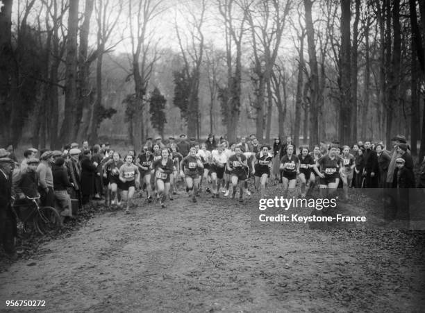 Départ du cross féminin à Saint-Cloud, France en 1934.