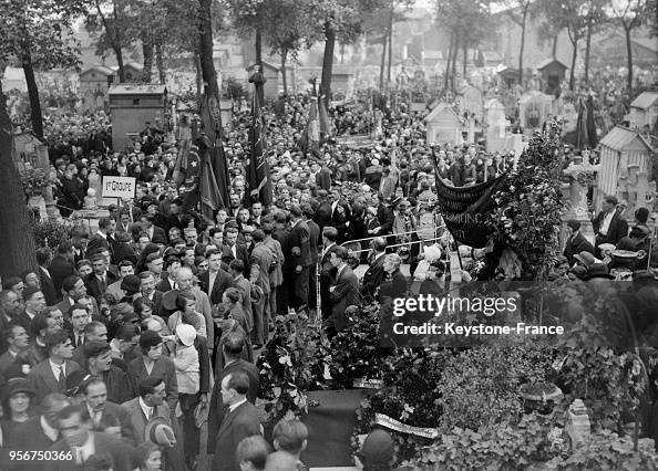 Vue générale de la foule devant la tombe de Pierre Degeyter, le... News