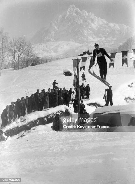 Epreuve du saut, à Chamonix, France en février 1935.