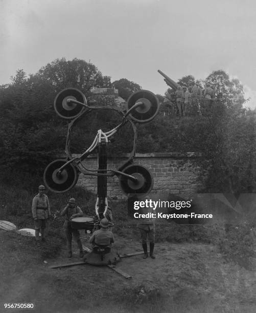 Appareil de repérage des avions, au fond la batterie de 105, au Bourget, France en août 1934.