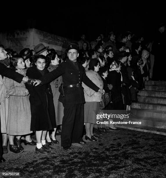 Foule attendant le procès d'Yvonne Chevallier aux assises de la Marne à Reims, en novembre 1952.