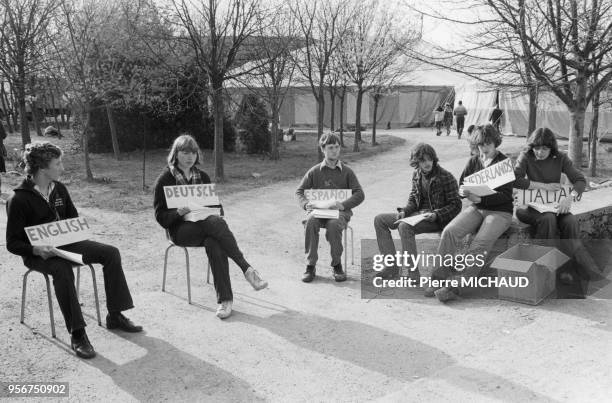 Adolescents portant des panneaux indiquant leur nationalité lors du ?Concile des jeunes? dans la Communauté de Taizé, en 1979, en Saône-et-Loire,...