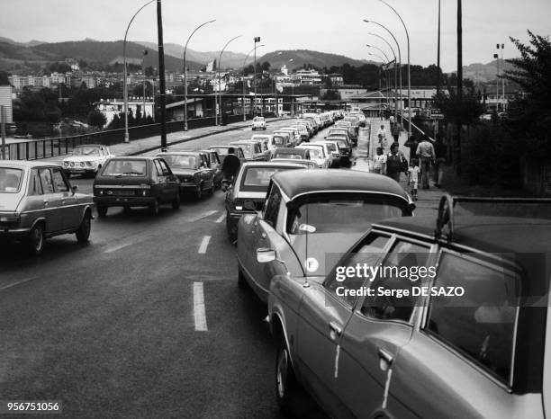 File de voiture au poste de Douane d'Hendaye, à la frontière de l'Espagne, en 1979, dans les Pyrénées-Atlantiques, France.