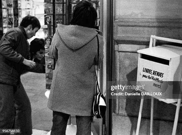 Boîte au lettre pour les donts de livres et de revues pour les personnes âgées dans la gare Chalon-sur-Saône, en 1983, en Saône-et-Loire, France.