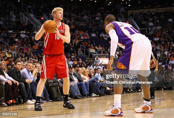 Chase Budinger of the Houston Rockets looks to pass during the NBA game against the Phoenix Suns at US Airways Center on January 6, 2010 in Phoenix,...