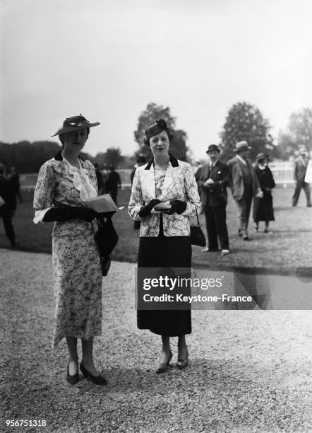 Femmes vêtues avec élégance sur le pesage de l'hippodrome de Chantilly, France le 9 juin 1935.