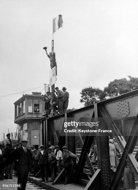 Le tablier du nouveau pont de chemin de fer métallique à Pontoise, France en 1932.