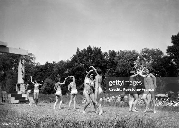 Jeunes filles à moitié dévêtues dansent pendant la fête du naturisme au Domaine de Physiopolis à Villenes-sur-Seine, France en 1932.