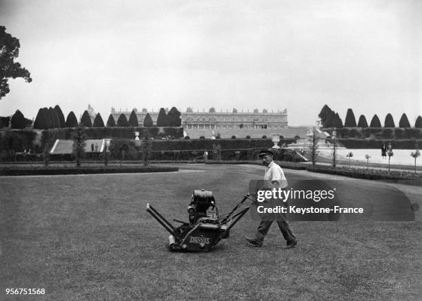 Travaux de jardinage dans les jardins du château de Versailles, France en 1932.