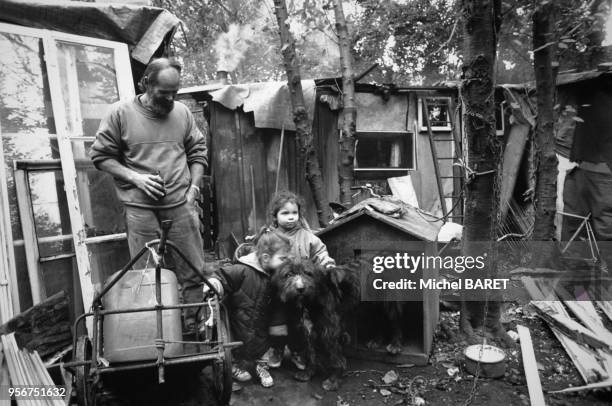 Homme sans-abri avec ses filles dans un bidonville à Saint-Denis, en novembre 1993, Seine-Saint-Denis, France.