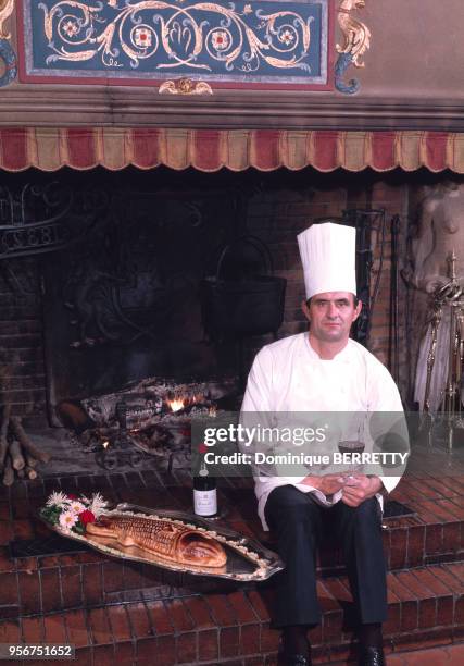 Le cuisinier français Paul Bocuse dans l'un de ses restaurants à Lyon, en 1972, dans le Rhône, France.