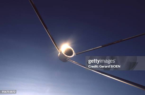 La centrale solaire Thémis, à Targassonne, en novembre 1982, dans les Pyrénées-Orientales, France.