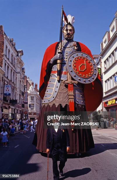 Défilé du géant de la fête de Gayant à Douai, le 10 juillet 1994, dans le Nord, France.