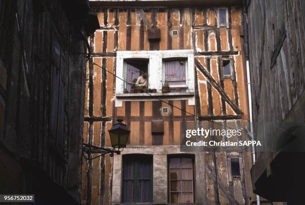 Façade d'une maison ancienne de Joigny, en avril 1981, dans l'Yonne, France.