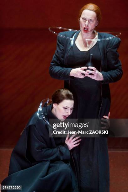 La soprano danoise Ann Petersen et la mezzo-soprano suisse Eve-Maud Hubeaux dans 'Tristan et Isolde' de Richard Wagner, une action en trois actes...