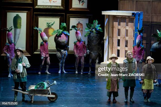 Boris Grappe , Julie Boulianne , Jean-Sébastien Bou et Chloé Briot dans « Le Roi Carotte » de Jacques Offenbach, un opera-bouffe-féerie en trois...