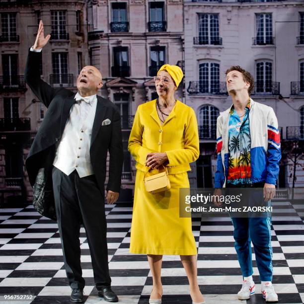 Les comédiens français Mireille Herbstmeyer, Jean Alibert et Émilien Diard-Det?uf dans « Les Parisiens », une pièce de théâtre, écrite, adaptée de...