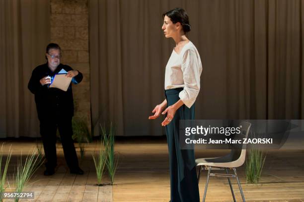 Les comédiennes portugaises Isabel Abreu et à l'arrière-plan Cristina Vidal dans « Sopro », une pièce de théâtre écrite et mise en scène par le...
