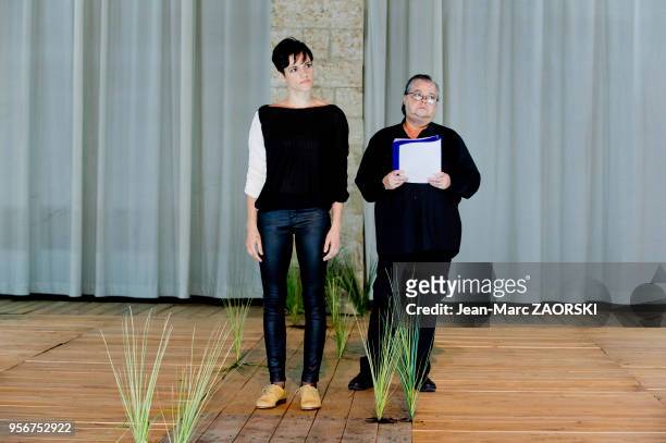 De gauche à droite, les comédiennes portugaises Sofia Dias et Cristina Vidal dans « Sopro », une pièce de théâtre écrite et mise en scène par le...
