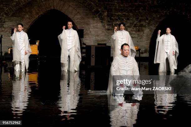 Au premier plan, le comédien japonais Kazunori Abe dans "Antigone" de Sophocle, pièce de théâtre classique mise en scène par le Japonais Satoshi...