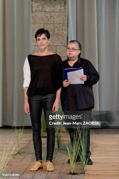 De gauche à droite, les comédiennes portugaises Sofia Dias et Cristina Vidal dans « Sopro », une pièce de théâtre écrite et mise en scène par le...