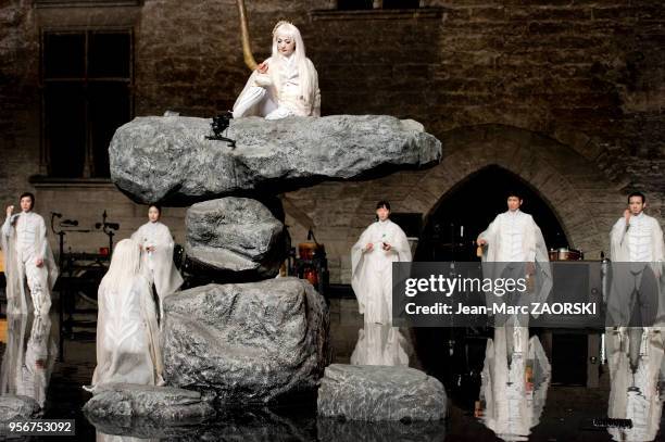 Au sommet du rocher, la comédienne japonaise Micari dans "Antigone" de Sophocle, pièce de théâtre classique mise en scène par le Japonais Satoshi...