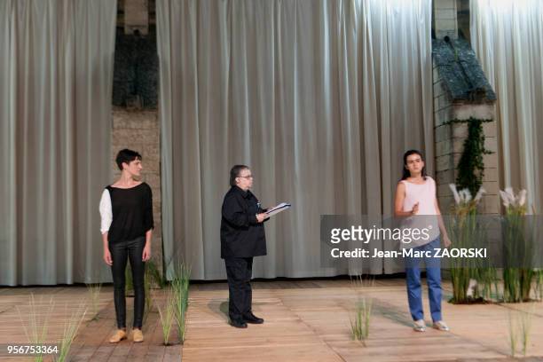 De gauche à droite, les comédiennes portugaises Sofia Dias, Cristina Vidal et Beatriz brás dans « Sopro », une pièce de théâtre écrite et mise en...