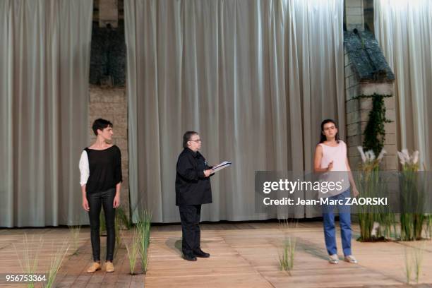 De gauche à droite, les comédiennes portugaises Sofia Dias, Cristina Vidal et Beatriz brás dans « Sopro », une pièce de théâtre écrite et mise en...