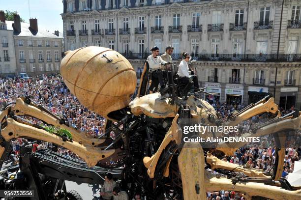 Présentation de l'araignée mécanique géante Kumo créée par la Compagnie La Machine dirigée par Francois Delaroziere dans les rues de la ville de...