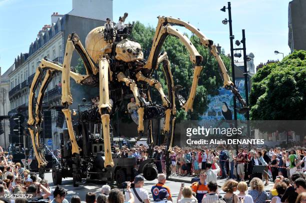 Présentation de l'araignée mécanique géante Kumo créée par la Compagnie La Machine dirigée par Francois Delaroziere dans les rues de la ville de...