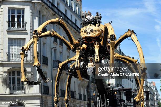 Présentation de l'araignée mécanique géante Kumo créée par la Compagnie La Machine dirigée par Francois Delaroziere dans les rues de la ville de...