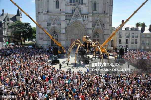 Présentation de l'araignée mécanique géante Kumo, devant la cathédrale, créée par la Compagnie La Machine dirigée par Francois Delaroziere dans les...