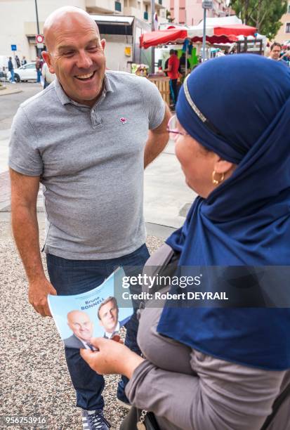 Bruno Bonnell, chef d'entreprise candidat "La République En Marche" rencontre sur les marchés, les villeurbannais lors de sa campagne électorale pour...