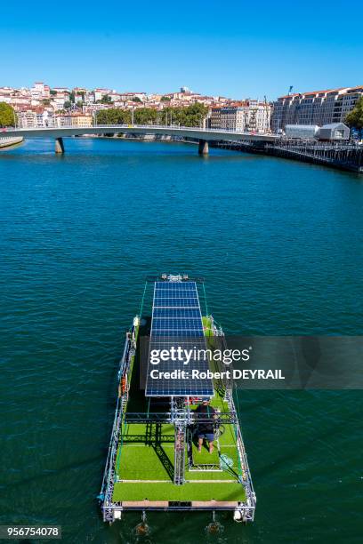 Peter Van Elsander fait escale le 6 Septembre 2016 à Lyon, France. Ce Belge de 39 ans, surnommé 'Captain Sunset', a vendu tout ses biens pour réalisé...