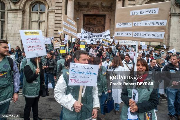 Les policiers de la police scientifique de la région Rhône-Alpes se sont rassembl�és devant l'Horel de Ville de Lyon pour protester, contre la baisse...