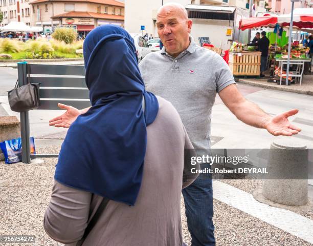 Bruno Bonnell, chef d'entreprise candidat "La République En Marche" rencontre sur les marchés, les villeurbannais lors de sa campagne électorale pour...