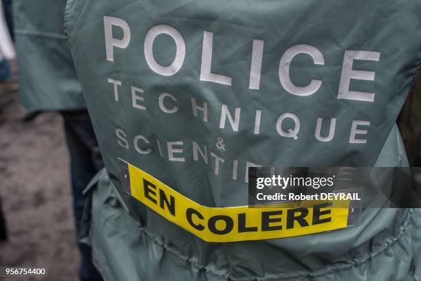 Les policiers de la police scientifique de la région Rhône-Alpes se sont rassemblés devant l'Horel de Ville de Lyon pour protester, contre la baisse...