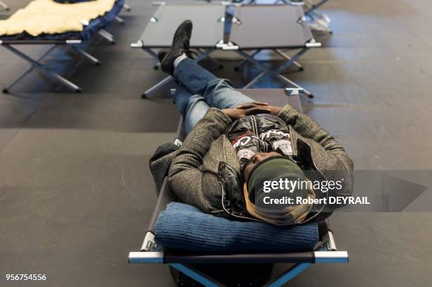 En raison des températures inférieures à 0 degrés le préfet du Rhône a décidé de mobiliser un gymnase pour accueillir des réfugiés le 4 janvier 2017...