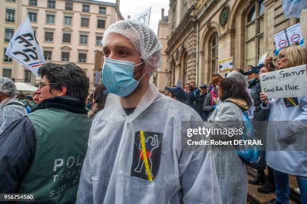 Les policiers de la police scientifique de la région Rhône-Alpes se sont rassemblés devant l'Horel de Ville de Lyon pour protester, contre la baisse...