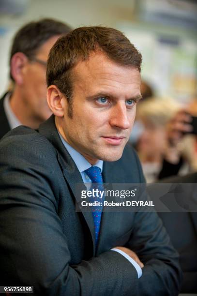Emmanuel Macron, Ministre de l'Économie et des Finances lors de sa visite du Centre de Formation l'Institut des Ressources Industrielles, le 2 Juin...