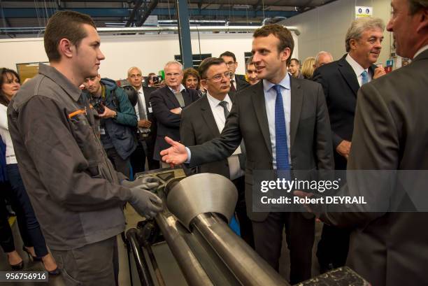 Emmanuel Macron, Ministre de l'Économie et des Finances lors de sa visite du Centre de Formation l'Institut des Ressources Industrielles, le 2 Juin...