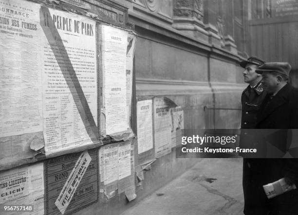 Appel au calme affiché sur les murs après les émeutes du 6 février, à Paris, France en février 1934.
