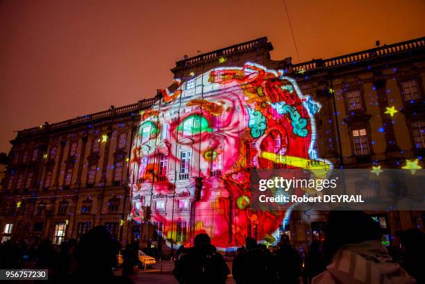 Fête des Lumières, place des Terreaux 'Sans Dessus Dessous' par l'artiste Joseph Coututier, le 8 décembre 2016, Lyon, France.