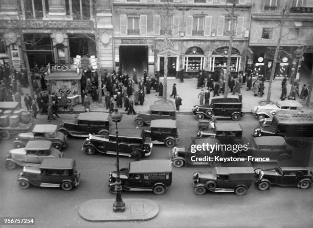 Embouteillage rue Royale à Paris, France en février 1934.