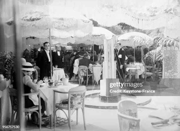 Clientèle nombreuse sur la terrasse du restaurant 'Les Ambassadeurs' à Paris, France en juillet 1933.