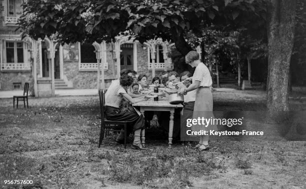 Déjeuner au Jardin d'Acclimatation, à Paris, France en 1934.