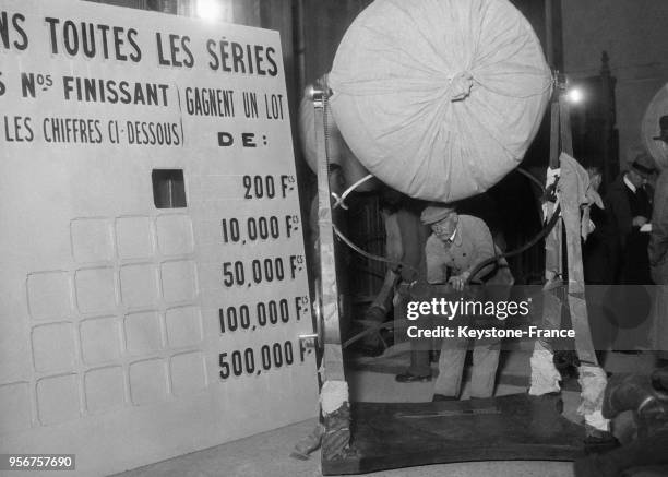 Arrivée des sphères dans lequelles seront placées le boules contenant les numéros de la Loterie nationale, à Paris, France le 6 novembre 1933.