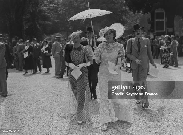 Des femmes vêtues avec élégance au 'Grand Prix de Paris', à Paris, France en 1935.