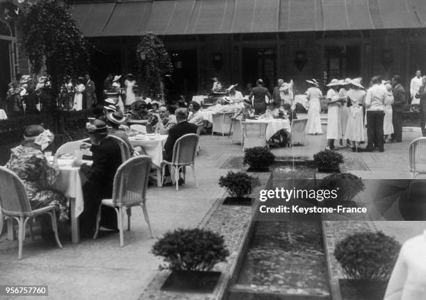 Déjeuner dans les jardins du Royal Monceau à Paris, France en juin 1934.