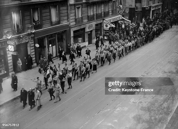 La délégation de la Solidarité fraçaise, drapeaux en tête, défile dans le cortège funèbre du jeune Gariel, victime des émeutes, à Paris, France le 3...